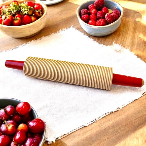 Wood Textured Rolling Pin Norwegian Lefse Flatbread with Red Handles - Picture 1 of 11